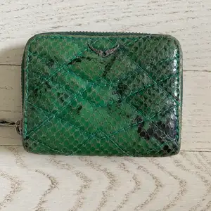 Super härlig grön plånbok i toppskick! Tyvärr inte kommit i så mycket användning som hoppats🙈 därför är det dags att den hamnar i någon annans hand som använder den🥰