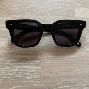 Säljer dessa Chimi eyewear solglasögon i färgen Berry, modell 004. Inköpta för 1200kr förra sommaren (2021) och aldrig använda.