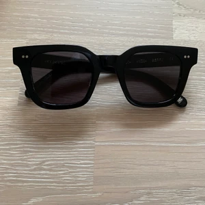 Svarta solglasögon från Chimi eyewear  - Säljer dessa Chimi eyewear solglasögon i färgen Berry, modell 004. Inköpta för 1200kr förra sommaren (2021) och aldrig använda.