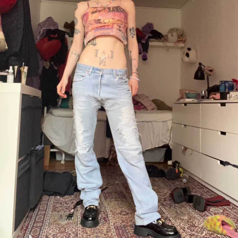 ASBALLA vintage levis 501 med massa slitningar. Mina gamla favoritbyxor men dom behöver nu ett nytt hem! W27-28 skulle jag tro. Sitter nice på höfterna på mig som egentligen ish har W25🌸. Jeans & Byxor.