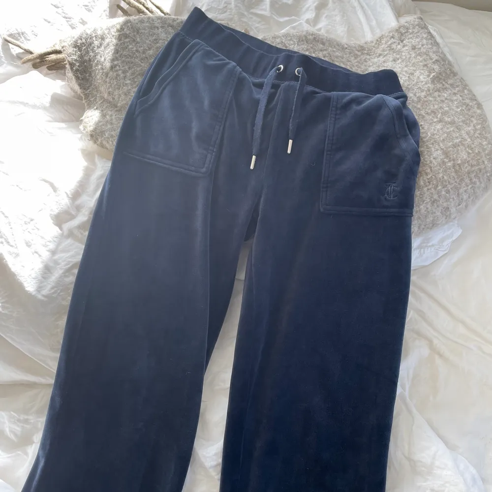 Säljer mina juicy byxor eftersom jag har ett par andra i xs och dessa inte kommer till någon användning💘 Nästan som nya eftersom jag endast använt dem max 3 gånger:). Jeans & Byxor.