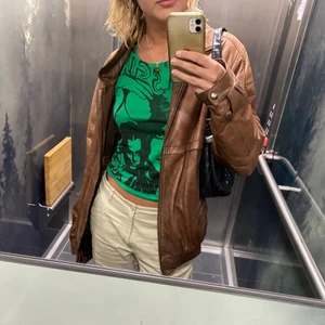 Screenprint linne från girlsgirlsgirls - Funderar på att sälja detta jättecoola linnet från girlsgirlsgirlsbygracie då jag inte använder det lika mycket längre. Skriv vid intresse, frakt tillkommer.