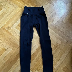 Tights Aimn - Säljer tights från aimn i modellen ribbed seamless. Använda ca 10 ggr så i fint skick. Metallbrickan har lossnat lite (se sista bilden)  Kan mötas upp på Gärdet/Karlaplan alternativt skicka med postnords blå kuvert, då står köparen för frakten! 