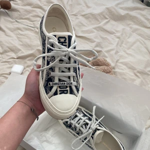 Christian Dior skor  - Super fina Dior skor inköpta på Nathalie Schuterman i Sthlm. Endast använda 2 ggr, i  fint skick!!!! 