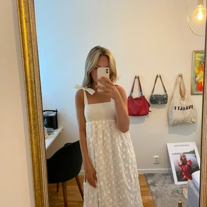 Sommar klänning  - En super fin klänning passande till midsommar! Klänningen har justerbara band som täcker BHn. Helt oanvänd med påse & lappar kvar. Jag är en S och den passar väldigt bra dock kan min mamma som är en M ha den. 