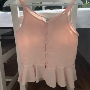 Gullig rosa topp - En jättegullig rosa topp i storlek XS. Säljer eftersom att jag inte använder den så mycket längre. I superbra skick utan några som helst skador eller fläckar!💕