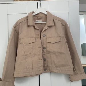 Jeansjacka  - Beige jeansjacka från Ginatricot i storlek L