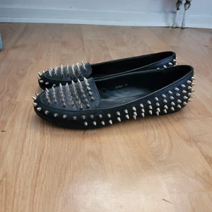 Loafers - Svarta loafers med silvriga nitar, aldrig använda. Storlek 39  Från djur och rökfritt hem  Kan skickas mot fraktkostnad 