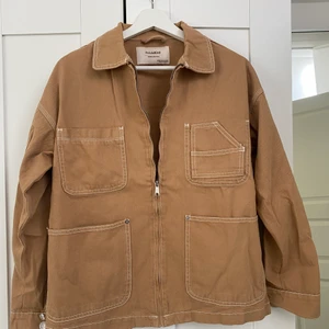 Jacka från Pull & Bear  - Damjacka från Pull&Bear i storlek XS