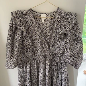 H&M klänning - Säljer min så söta klänning från h&m köpt förra året❤️ skriv innan du köper!