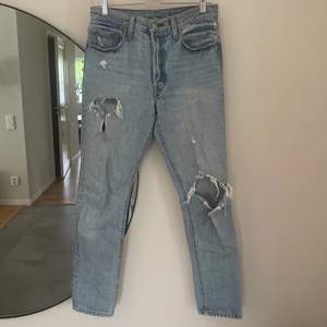 Väl använda Levis 501 i ljus denim. Något slitnare i slitningarna än när jag köpte dom, men funkar precis som dom ska ändå! 