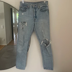 Levis 501  - Väl använda Levis 501 i ljus denim. Något slitnare i slitningarna än när jag köpte dom, men funkar precis som dom ska ändå! 
