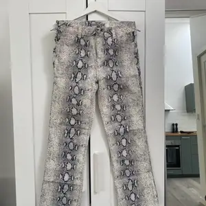 Ormmönstrade jeans från Vero Moda, storlek 32