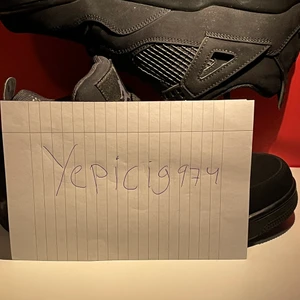 Jordan 4 Blackcats - Jordan blackcats 4  Har haft dem i några månader men dem är i ett väldigt bra skick.  Storlek 42.5  Kvittot tappades bort under en bostadsflytt