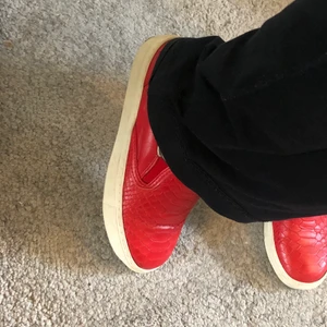 Slip ons - Ett par röda slip ons från märket Bronx i storlek 37. Fint skick, inga slitningar inuti eller trasiga någonstans. Ser inte över överanvända elr smutsiga ut. Kan skicka fler bilder💓