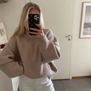 Mysig stickad tröja - Stickad tröja perfekt nu till sena sommarkvällar🤭 I använt skick