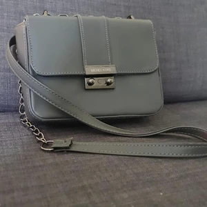 MK axelremsväska  - Väskan är en kopia av MK