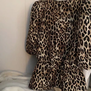 LEOPARD BLUS❤️‍🔥❤️‍🔥 - Jätte fin leopard blus! Strl S! Den har volanger där nere och även jättefina knappar i ryggen syns bättre på, (kom privat vid intresse, fler bilder)❤️‍🔥 Jättefin nu till sommaren. Nypris, 200. Mitt pris, 69+frakt! ev budgivning! 