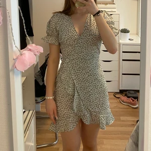 Blommig klänning - Verkligen såå fin klänning från Chiquelle som köptes förra året💕💕 Helt oanvänd med prislapparna kvar!! Jag köpte två storlekar och hann aldrig skicka tillbaka den här, därav säljer jag den💗 Nypris var 499 kr💕 Köparen står för frakt!