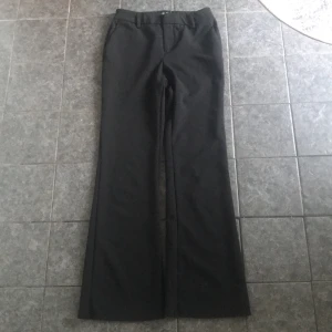 Kostym byxoe - Svarta kostymbyxor i st Xs, ser ut o va lite bootcut men de är inte de när dom är på