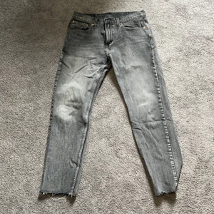 Levis jeans strl, 32 - Riktigt snygga Levis jeans. Uppklippta längst nere på byxan. Köpte de för 1299kr 
