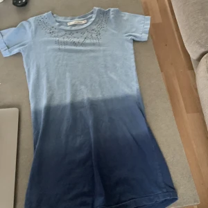 Klänning  - Blå silvrig klänning 