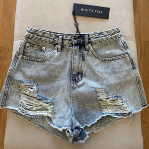 Whitefoxboutique denim shorts - Shorts från whitefoxboutique (australiensk hemsida). Väldigt snygg tvätt , säljer endast pga för små. Aldrig använda!