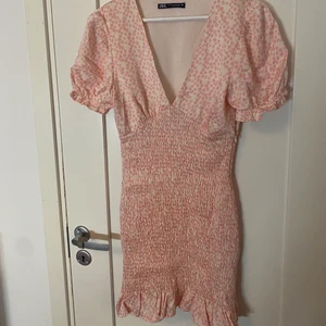 Zara blommig klänning - Gullig kort klänning från Zara. Älskar men inte riktigt min färg <3 Storleken är M men passar absolut S 