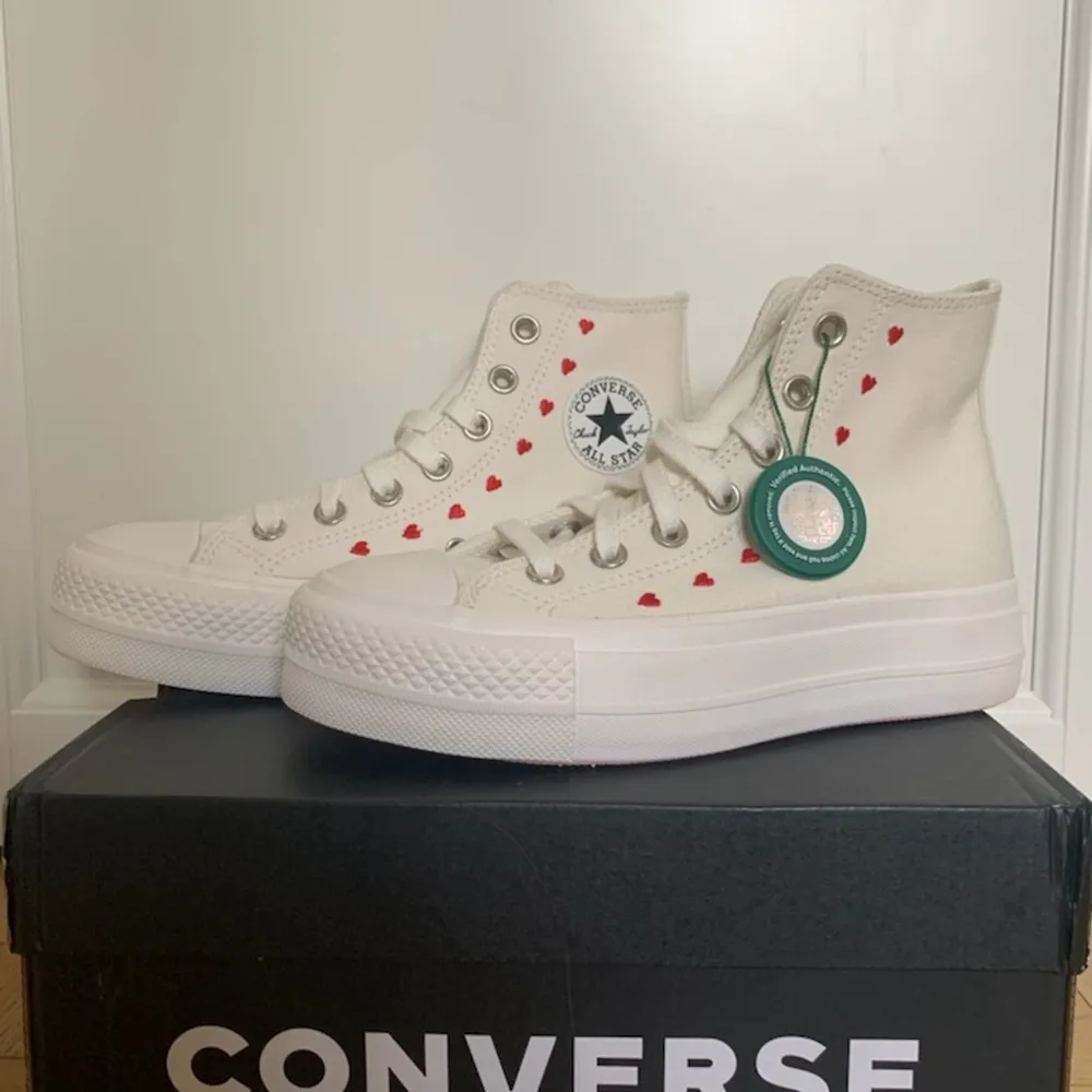 Helt nya och oanvända Converse. Beställda från StockX. Säljer pga av fel storlek. Size US 5, Storlek EUR 35, 22cm. Skor.