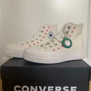 Helt nya och oanvända Converse. Beställda från StockX. Säljer pga av fel storlek. Size US 5, Storlek EUR 35, 22cm