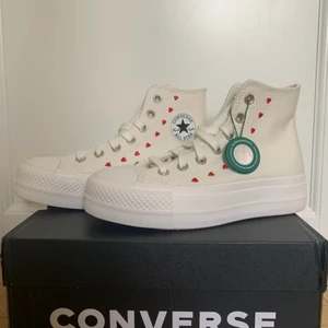 Converse Chuck Taylor All-Star - Helt nya och oanvända Converse. Beställda från StockX. Säljer pga av fel storlek. Size US 5, Storlek EUR 35, 22cm
