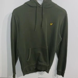 Lyle & scott hoodie - En hoodie i ny-skick. Mörkgrå färg 