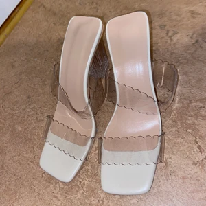 Genomskinliga klack - Oanvända fina klack 💕 Sköna men inget jag kunde ha! (Fraktsätt får du välja själv såklart)