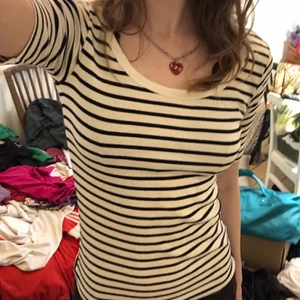 Randig tight tröja - En trekvartsarm tröja från HM basic i helt ny skick💖 den sitter jättebra och är verkligen ett bra bas plagg i garderoben!✨ den har ett ribbat material vilket gör så att den faller snyggt på!💖 pris kan diskuteras! Bra kvalitet✨