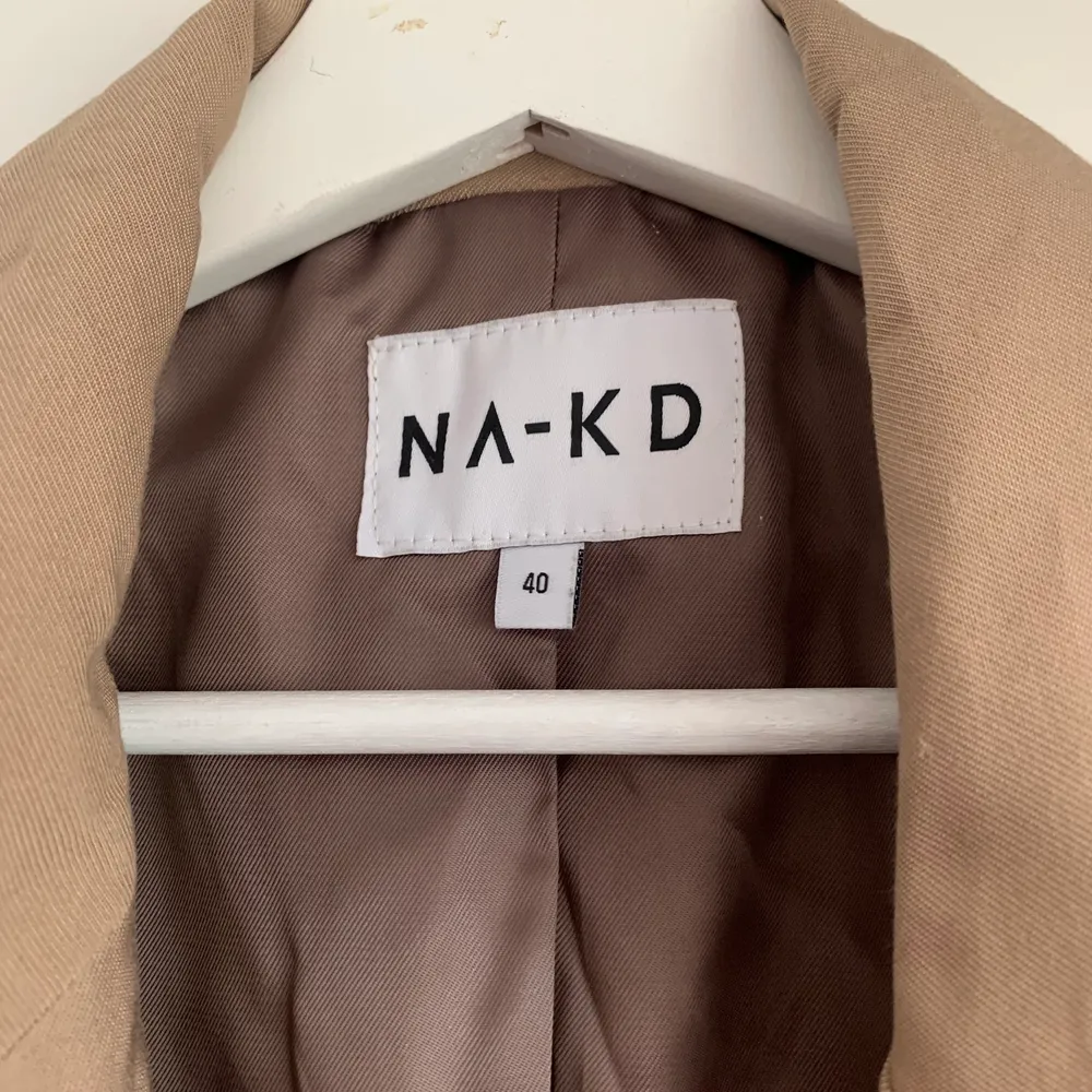 Beige kavaj från NAKD. Använd endast ett fåtal gånger. Storlek 40.  Kan hämtas i Kallebäck eller skickas mot fraktkostnad.. Kostymer.