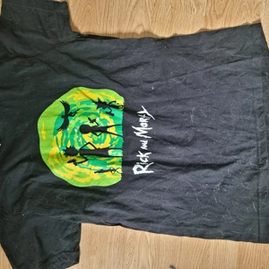 T-shirt - Rick and morty t-shirt i nyskick