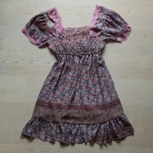 Meshklänning 2000-tal - Så fin klänning i mesh med sötaste puffärmarna å passformen 💖45 kr💖 frakt 26 kr! 3 för 2 på min sida