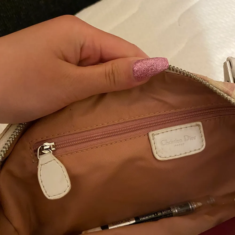 Säljer denna fina dior väskan, säljer billigt då den inte kommer till användning. Skriv privat för fler bilder och frågor. Självklart äkta! ❤️ Väskan är mer rosa i verkligheten. . Väskor.