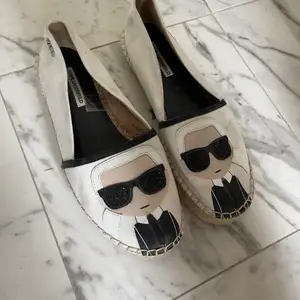 Karl Lagerfeld Espradilles endast använda två gånger, perfekta nu till sommaren! Nypris 1800kr.