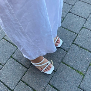 Vita klackskor - Säljer mina fina vita klackskor. Endast använda en gång men det var inte min stil🤍