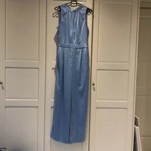 Byxdress  - Super fin byxdress som är använd 3-5 gånger. Köptes på Lindex för nått år sen. Säljes då den bara hänger inne i garderoben tyvärr. Kan fraktas! 