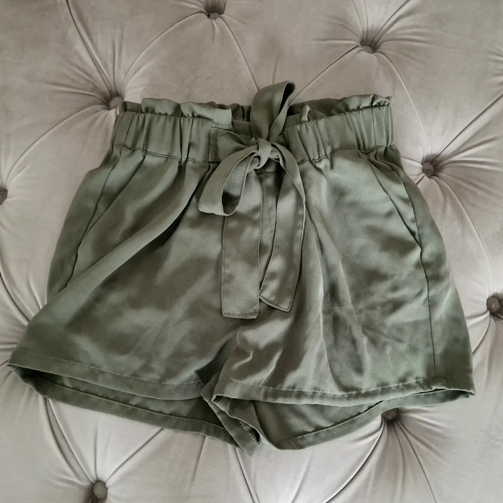 Helt nya khakifärgade/olivgröna shorts med knytning. 💚. Shorts.