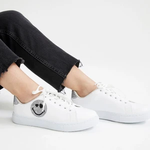 Smiley skor  - Smiley skor från Zalando, nypris är 420 men säljer för 75kr. Köparen står för frakten!!  Storlek 38