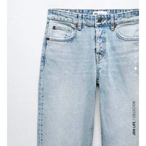 Ljusblå mid-rise straight jeans från zara. Slutsålda online och i butik💓