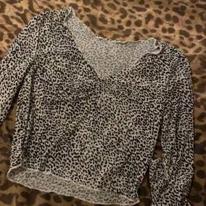 Leopard tröja från shein aldrig andvänd, storlek M. Tar endast Swish ;)