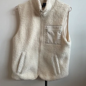 Teddyväst - Superfin teddyväst som tyvärr inte kommer till användning längre. Endast använd ett fåtal gånger och den är som nyskick :)