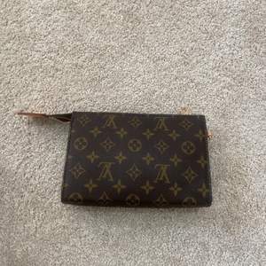 Louis Vuitton toiletry pouch inspirerad. Kommer med en mini band. Väskan kan man både använda som necessär eller clutch. (Korthållaren på sista bilden följer inte med)