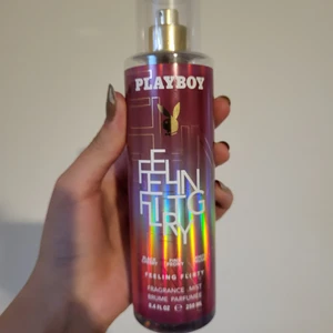 Playboy bodymist - En bodymist från playboy som luktar super fint men passar inte direkt mig så bra. Jag älskar doften men har bara använt den lite grann som man kan se på sista bilden  alltså nästan hela flaskan kvar!❤️❤️
