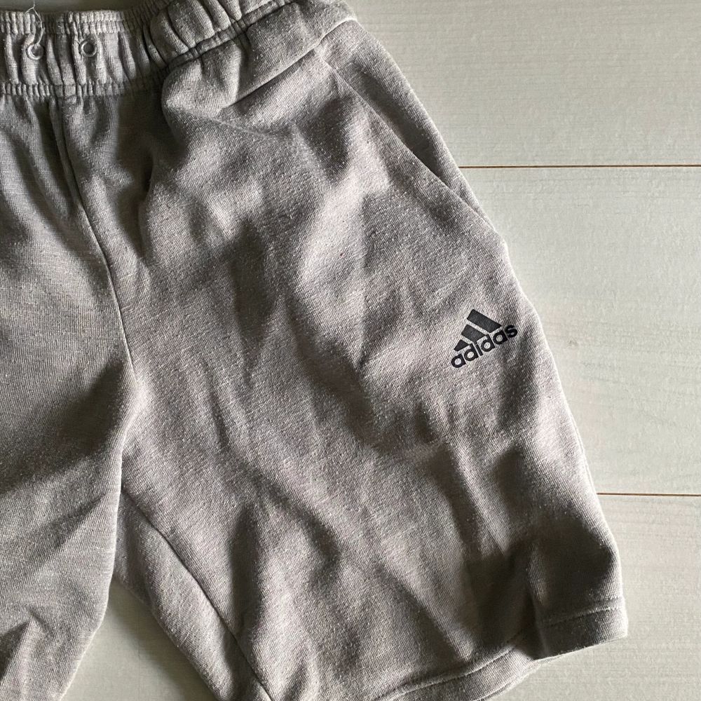 Grå Adidas Shorts ”Herr” xs | Plick Second Hand