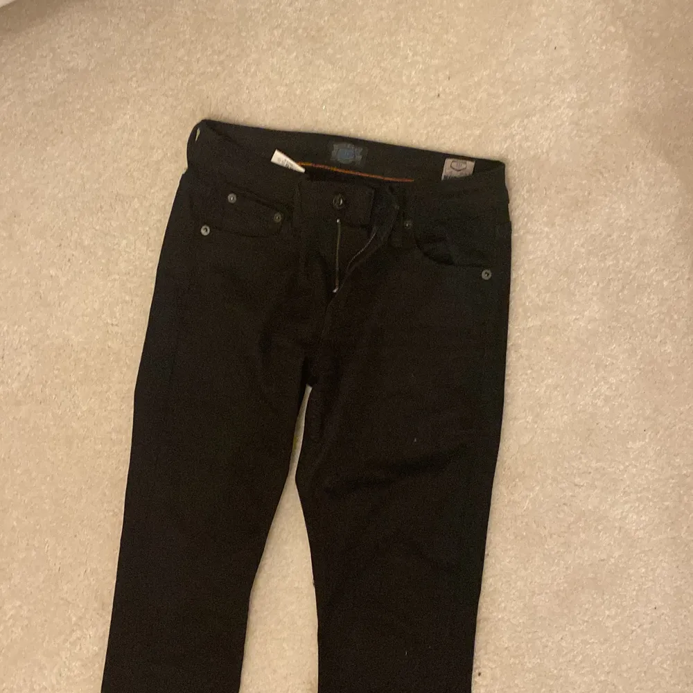 Hej säljer mina helt nya crocker jeans i storlek 27 31. Köpa för 600 kr och använda en gång. Lågmidjade bootcut. Säljer för 350 + frakt (59). Jeans & Byxor.